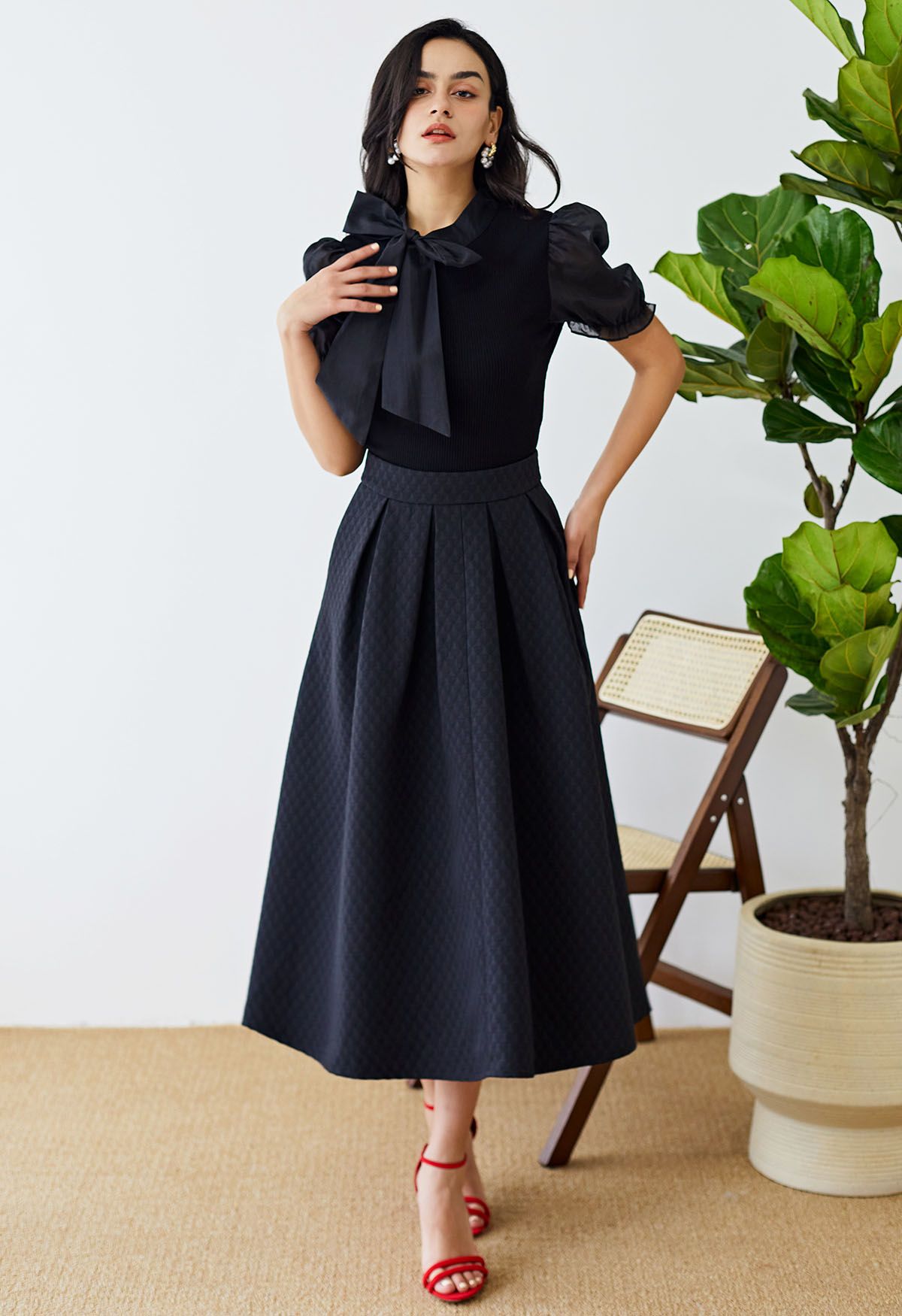 Embossed Heart Texture Pleated Midi Skirt in Black