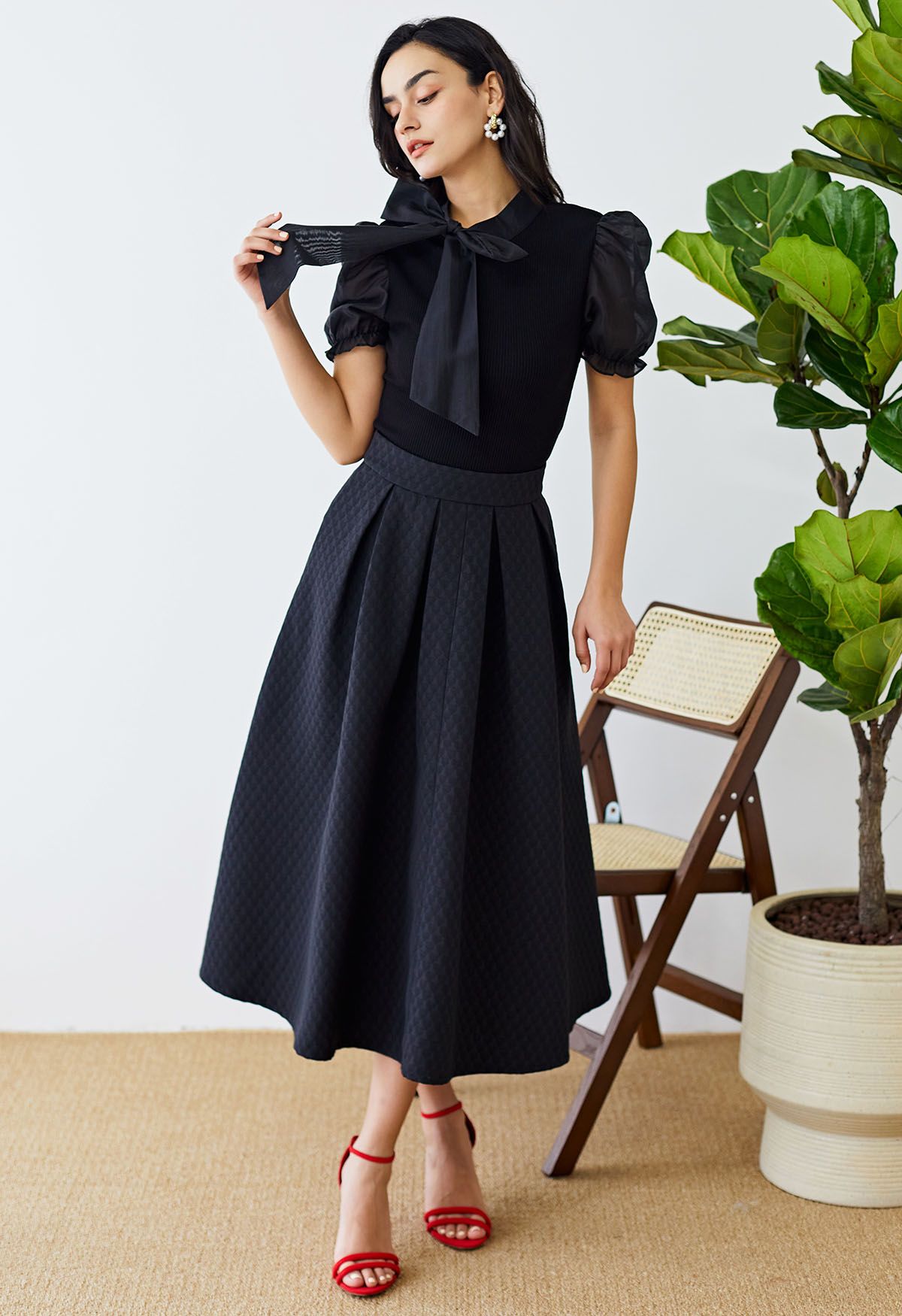 Embossed Heart Texture Pleated Midi Skirt in Black