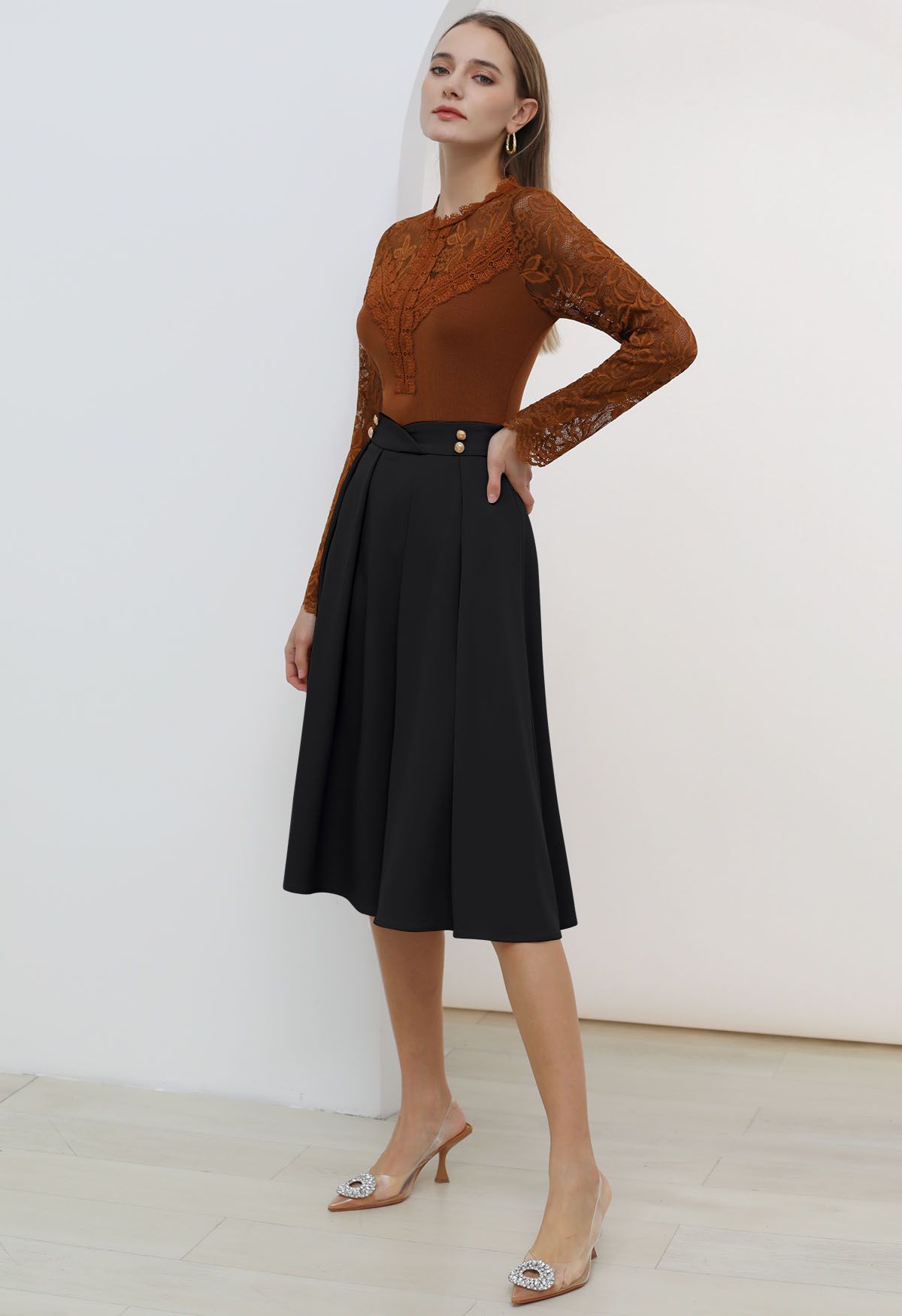 Button Embellished Waist Pleated Midi Skirt in Black