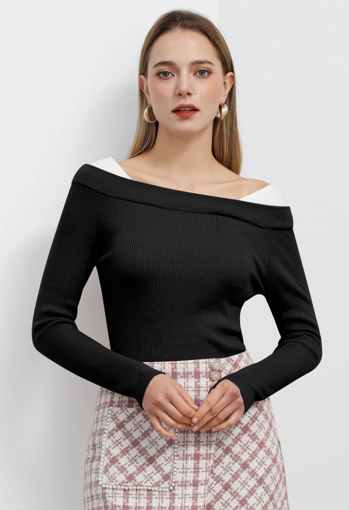 Color Blocked Neckline Knit Top in Black