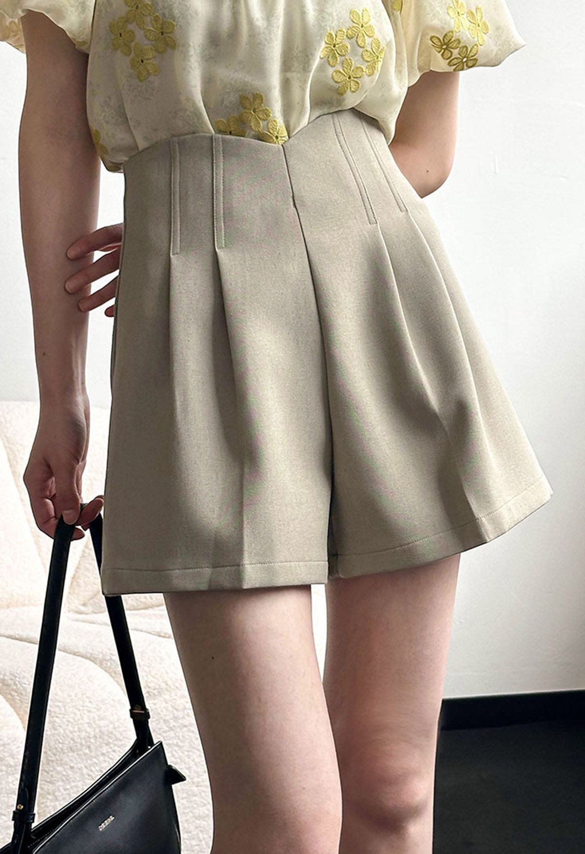 Stitches Waist Pleated Shorts in Khaki 