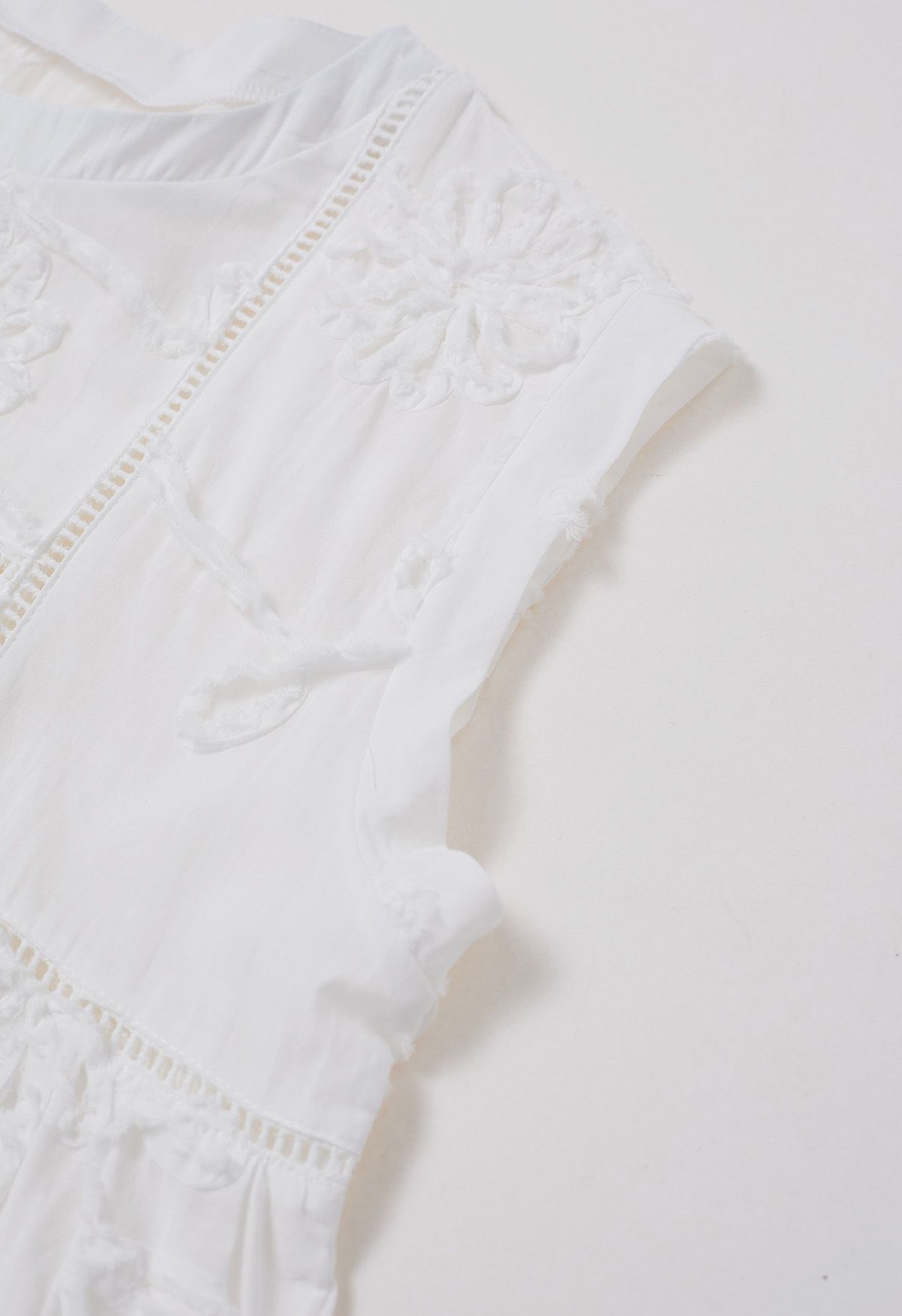 Raw Detail 3D Floral Sleeveless Dolly Top in White