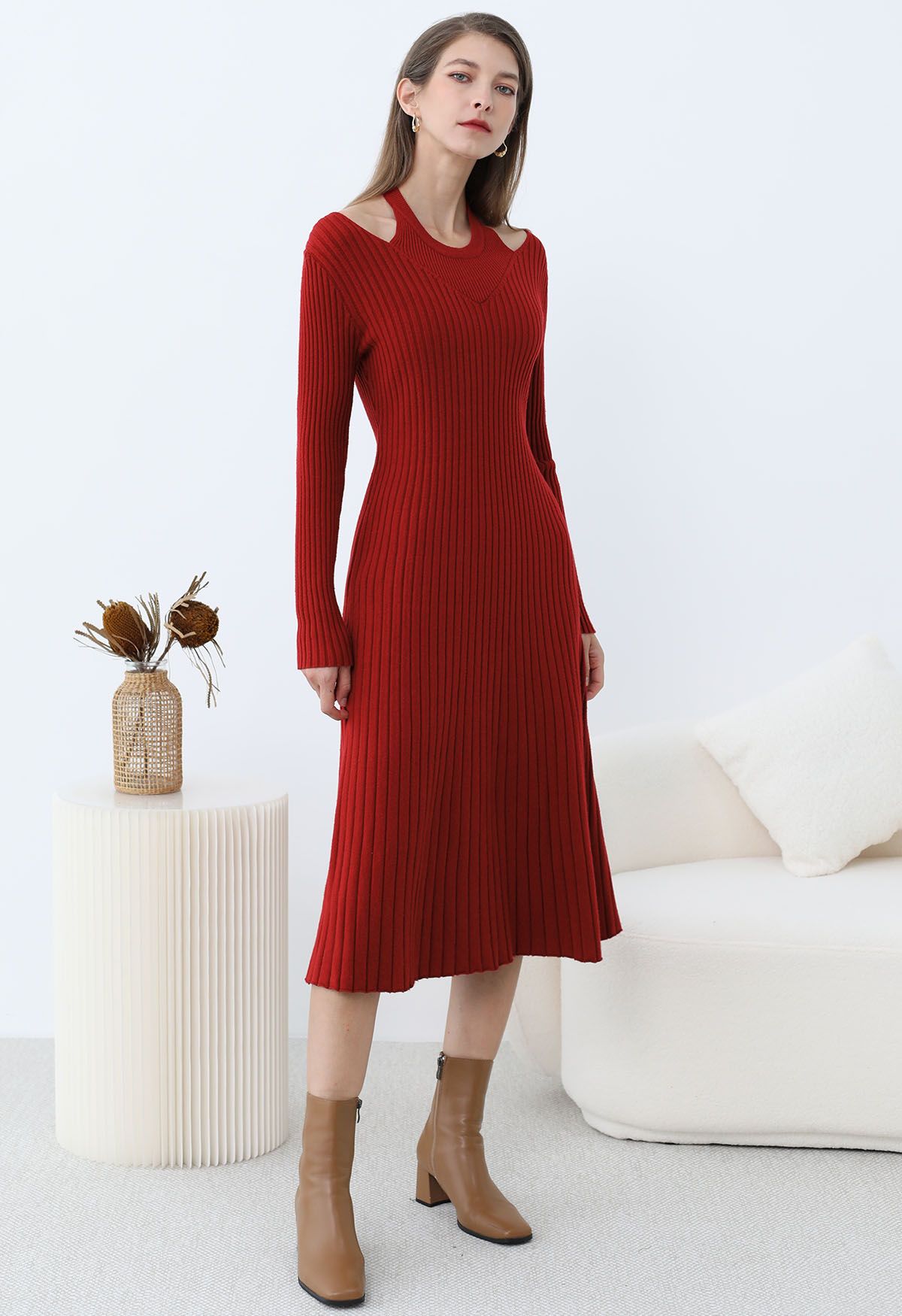 Cutout Neckline Ribbed Knit Midi Dress in Red